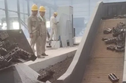 山西某廠450型破碎機(jī)安裝完迎來(lái)汽車零件破碎任務(wù)