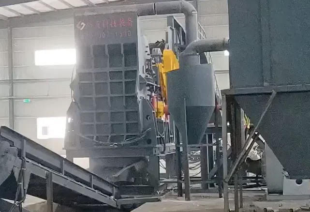 路友客戶(hù)450型破碎機(jī)與全套分選設(shè)備的使用現(xiàn)場(chǎng)