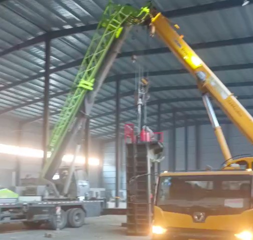 重型龍門剪的安裝需要兩輛起吊車協助