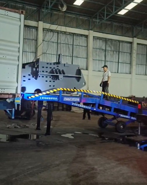 幾天前泰國地區安裝完成的廢鋼破碎機卸車現場