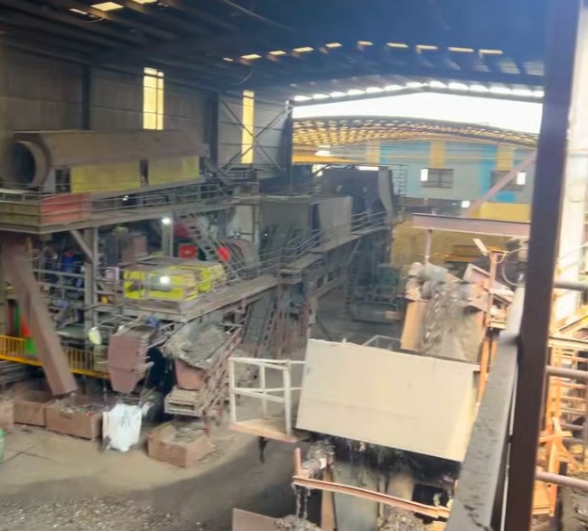 回訪路友老客戶4000馬力汽車殼破碎機(jī)使用現(xiàn)場～