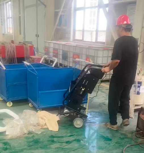 路友廢鋼龍門剪正在對建筑工地管架、貨車車架及馬路欄桿等結(jié)構(gòu)的剪切作業(yè)