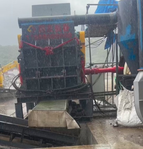 日本地區(qū)正處于陰雨?duì)顟B(tài)，即使這樣的天氣也沒能阻擋住破碎機(jī)營業(yè)